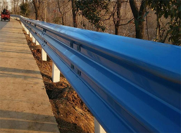 牡丹江公路波形护栏板的优点